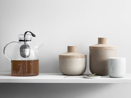 The teapot Kettle from Menu consists of glass and possesses a practical tea egg in its middle with whose help you can brew your tea as fresh as possible.