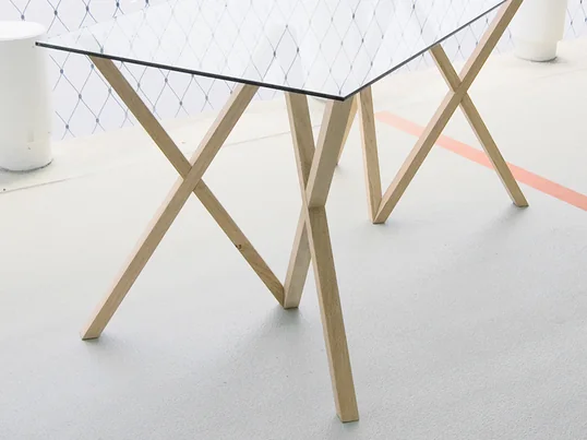 Suitable for any kind of table tops, the table trestle convinces with its manufacturing from solid oak. The weight is optimally distributed, so that Mika also provides a firm stand for heavy table tops without any problems.