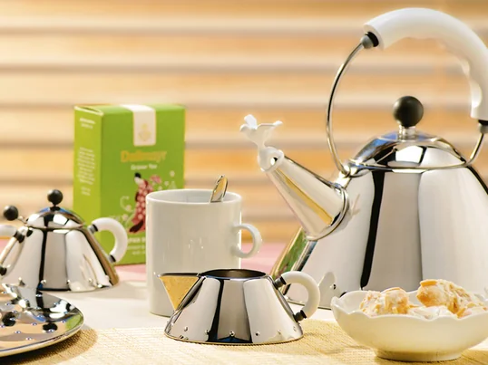 Kettles stand on the hob. They have a thinner base than saucepans, for example, so that heat reaches the kettle more quickly. When the water boils, the steam flows through a narrow opening at the spout. A whistling sound is produced.