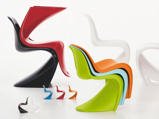 Vitra Panton Chair: the plastic chair as an inexpensive industrial product. The chair is available in various colours, such as blue, green, red, white, black or orange.