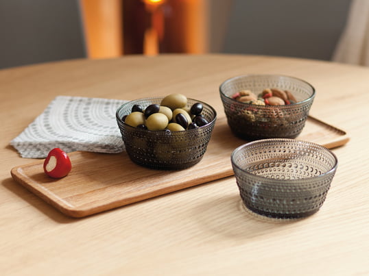 The Kastehelmi bowl along with the Vitriini tray by Iittala are a good gift. The harmonious design fits into almost every household, so you can always serve things in a classy way.