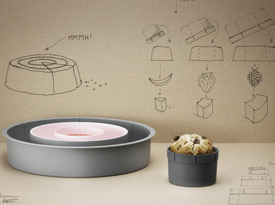 Rig-Tig by Stelton Baking Dish - available at Connox. The RIG-TIG baking dish includes three tins of different sizes, which practically fit inside of each other.