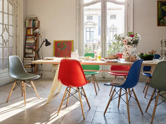 The Plastic Side Chair DSW by Charles & Ray Eames now convinces in basic dark, mauve grau, classic red and many more. In the dining room as well as the kitchen and the office the Plastic Side Chair can be perfectly used.