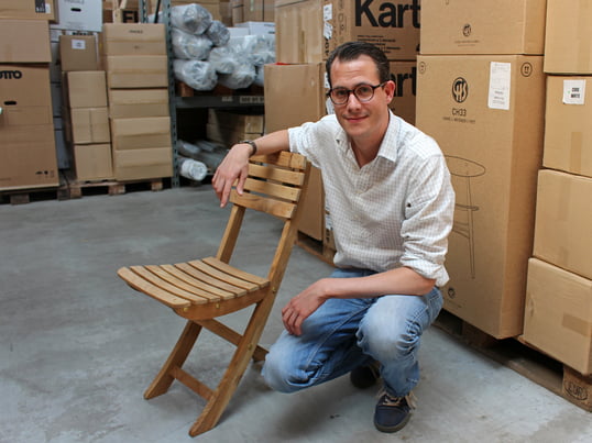 The wood engineer explains how to maintain teak wood in the warehouse of Connox. The weatherproof tropical wood is very popular for garden furniture. The manufacturer Skagerak produces Vendia chairs out of teak wood.