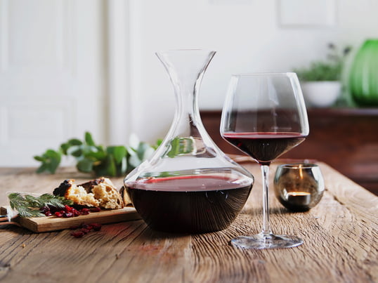 Perfect wine enjoyment with the Perfection collection by Holmegaard: Enjoy a full-bodied red wine - decanted in the wine carafe and served in the bulbous red wine glass.