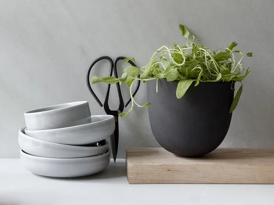 Window gardening is on trend: grow your own herbs in the Grow Pot from Audo. Stylish kitchen companions: the New Norm bowls from Audo and the kitchen scissors from Hay.