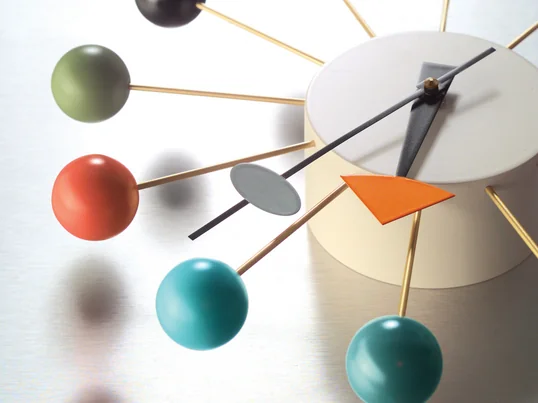 The colourful ball clock, a clock by Vitra, clearly belongs to the fancier wall clocks. Designed by George Nelson the clock convinces through valuable material processing and a sculptural form.