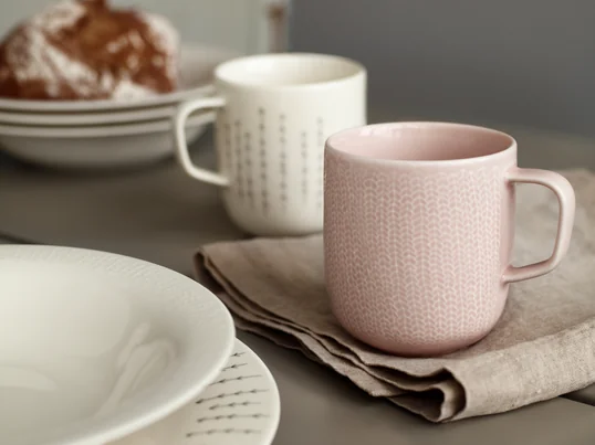Coffee mugs transform your breakfast table into a colorful table. With the Sarjaton collection from Iittala you have the opportunity to use different tableware that is stylistically yet coordinated.