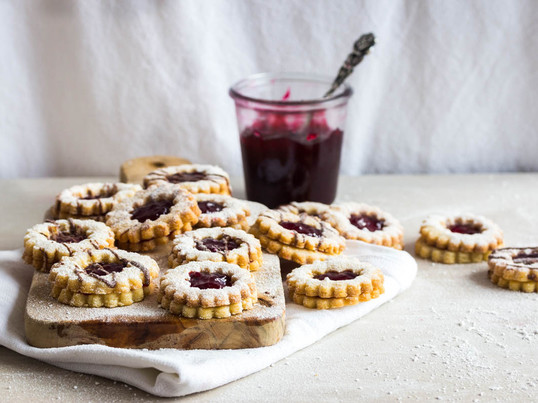 Mhmm... Blogger Ineke from the blog "Das Leben ist süß" stood in the kitchen for Connox and made delicious Christmas cookies. Find her article and recipe on our blog.