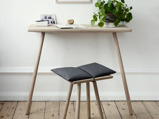 Shoes, jackets, hats, bags - many things need to be stored in it without making the entrance area look crowded. The remedy is consoles and wardrobes with functional design.