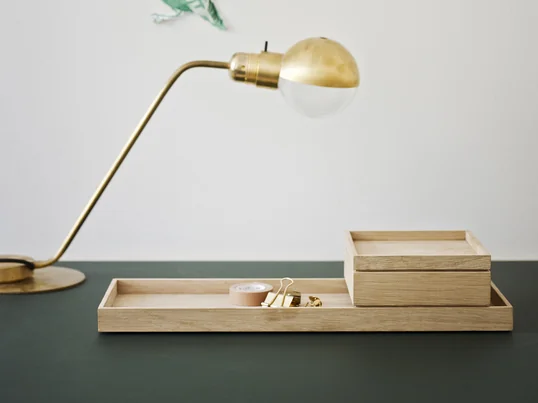 Together with the designer trio VE2, Skagerak has created the Nomad series. The Nomad storage box with a lid made of oak is a flexible and mobile small box which can be used anywhere in a house.