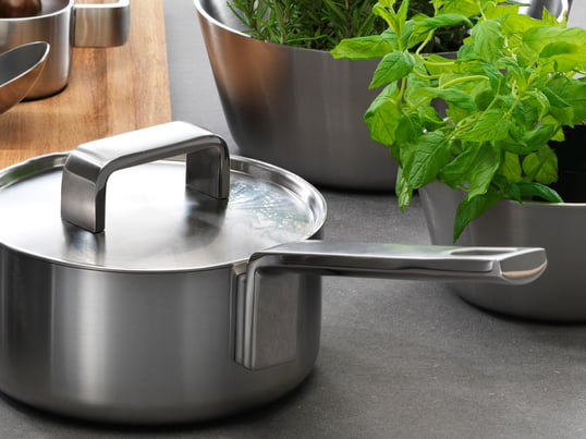 The high-quality Iittala cookware of the Tools series consists of pots and pans that are not only good to cook with, but also have an attractive design and are made of stainless steel, setting the right tone on your table.