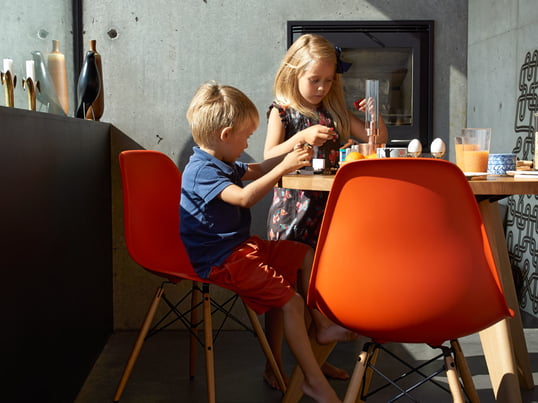 Modern kitchen chairs in white, red, yellow and many other colours make for a colourful life in the kitchen & dining area. The Eames Plastic Side Chair DSW by Vitra can be optimally integrated into any interior style.