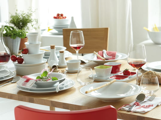 The Kahla Update tableware series designed by Barbara Schmidt is ranging from plates, cups up to the matching Etagere, which can be combined and extended with each other perfectly.