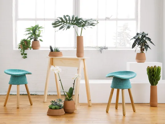 Harry Allen designed the coiled stool for Umbra which attracts attention. The rattan seating surface is woven by hand, is surprisingly comfortable and reminiscent of a tractor seat