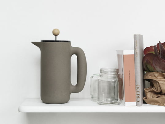 This beautifully designed coffee maker from Muuto impresses with its stylish design and sophisticated functionality. This means that the kitchen or shelf is quickly visually enhanced.