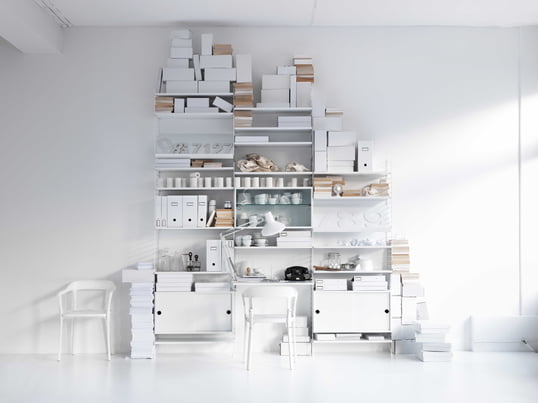 Minimalism and creating order are the new interior trends. With the String shelving system in white, this is achieved quickly and looks good too.