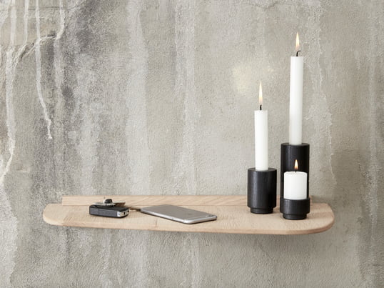 The Create Me tea light holder in two different sizes made of oak and the Create Me candleholder in black cut a fine figure on the wall shelf by Andersen Furniture.