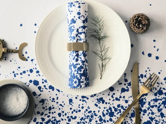 The Hexagon napkin rings are golden, hexagonal napkin holders made of brass. Napkins of any design look elegant and valuable with this accessory.