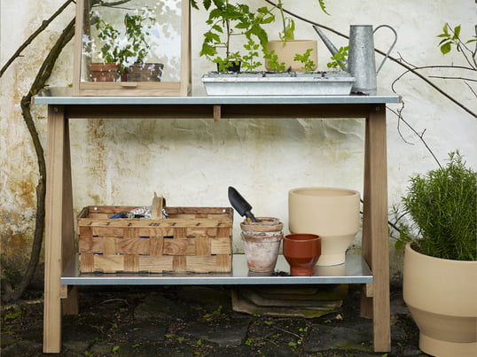 Spira is Swedish and means sprout and exactly with this the table and the greenhouse help. They offer plenty of space for planting, repotting and growing The outdoor edge planting pot is a great addition.