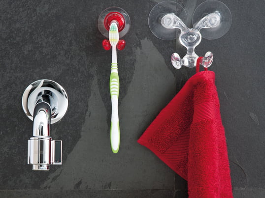 The holder for the toothbrush by the German manufacturer Koziol attaches with a suction cup to the tiles of the bathroom and is ideal for small rooms.