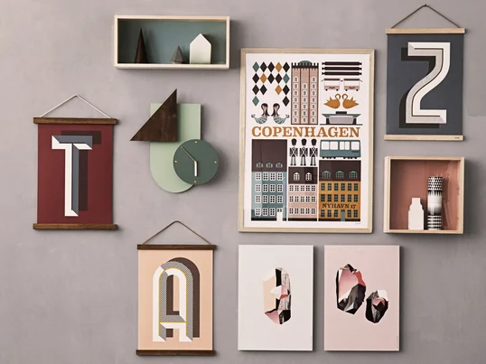 Die Wooden Frames von ferm Living geben kleinen Portraits, großen Fotos, Kalendern oder Postern einen Rahmen. Die Wooden Frames zusammen mit der Wall Wonder Uhr schmücken jede Wand.