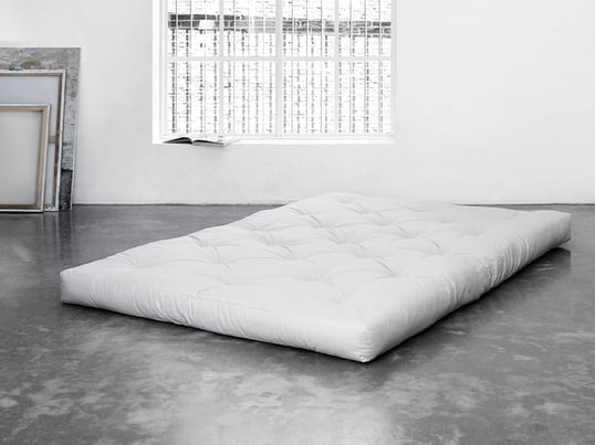 The Futon mattress Comfort consists of six layers of cotton and a 4 cm thick foam core. The futon mattress Coco consists of eight layers of cotton. The core is a mixture of coconut fibres and latex.