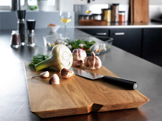 When the food is ready, the cutting board by Rosendahl allows to be transformed into a serving tray. It presents meat, cheese and fruit in a beautiful way.