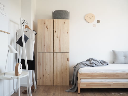 The blogger Carina by the Dorff from wohngoldstueck.de shows us how the white Loop Stand coat rack by Hay is a compelling solution to present individual items of clothing in the guest room.