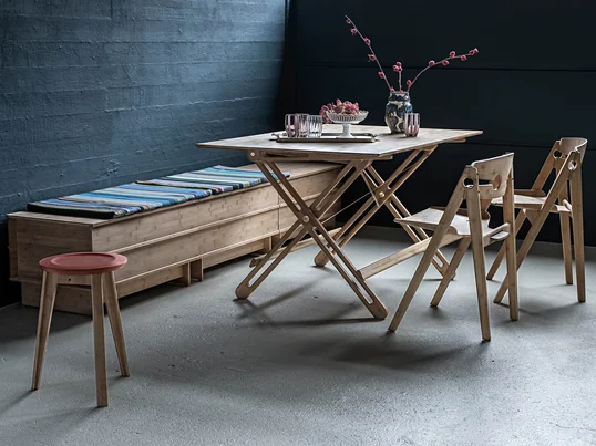 The We Do Wood - Field folding table in the ambience view. It is particularly suitable for all those who only have limited space in the apartment or house, because the table can be easily dismantled in seconds.