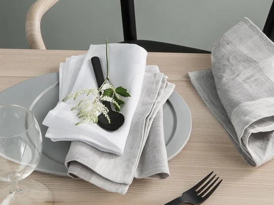 Zu besonderen Anlässen, bei denen ohne Tischdecke gedeckt wird, schaffen die Servietten eine schöne Textile Note, welche die gesamte Optik des Tisches modern und frisch aussehen lässt.