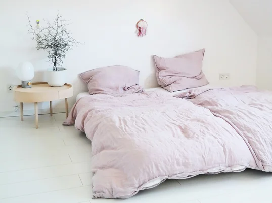 In the bedroom Julia Biersa from Juempati has the Turning Table as a bedside table and the JWDA table lamp from Menu as table lamp.