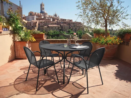 The outdoor chair by Emu for the garden or balcony in black is weatherproof. The design language is typically Italian and timeless. Together with the garden table, the result is a harmonious whole.