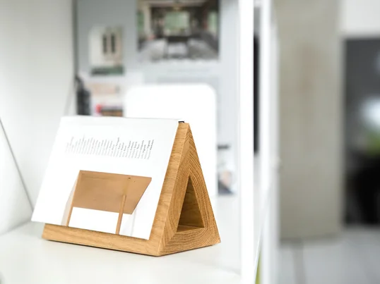 Buy practical book accessories such as bookends and bookmarks in the Design Shop. The Book Hook from the Collection serves as a practical shelf and original bookmark for your book.