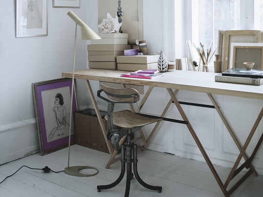 The luminaire with the characteristic opening contributes to the elegance and weightlessness of the design. It has long been one of the modern classics of 20th century design.