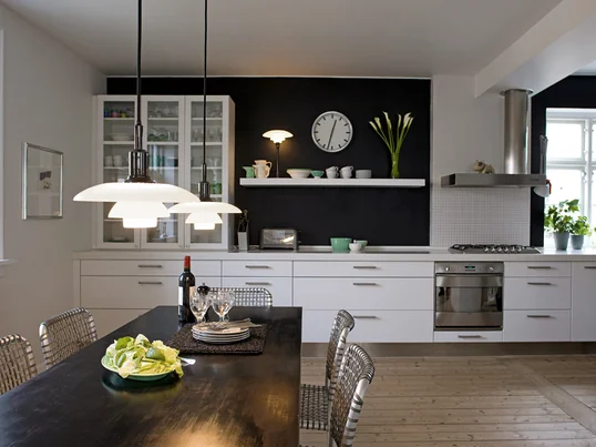 The Ph 2/1 pendant luminaire by Louis Poulsen is based on the principle of a reflective multi-shade system with glare-free illumination. The design is by Poul Henningsen.