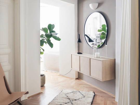 The Muuto Stacked shelf in ash decorates the hallway of Svenja Brücker from the interior blog Traumzuhause. The shelving system also fits perfectly in narrow hallways - functional and stylish.