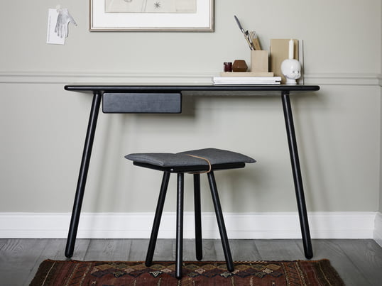 The Georg desk from Skagerak is available in elegant black or natural oak. The clear, reduced design can be integrated into any interior and creates a tidy workplace.