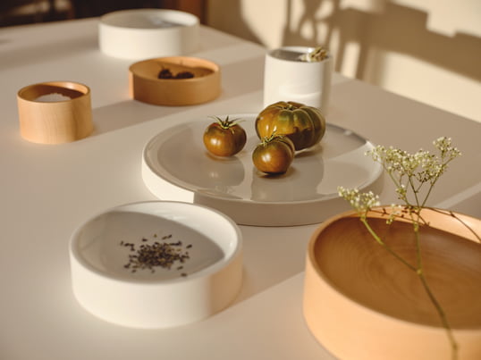 The Divy bowl by Carmen Dehning for the Studio Zondag label impresses with its versatility. Divy is perfect for storing fruit, snacks and all kinds of treats.