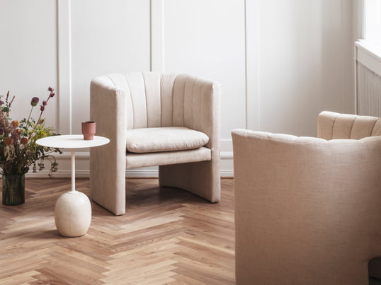 The Loafer armchair with the Lato side table from & Tradition in the ambience view: in light tones, the table and armchair create a modern arrangement.
