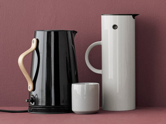 The Core thermo cups from Stelton are the ideal complement to the EM77 vacuum jug and are optimally matched to the colours of the jug and the products from Stelton. So they also fit perfectly to the Emma kettle.
