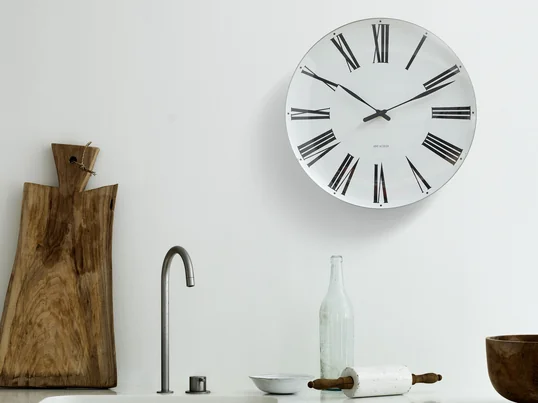With the AJ Roman wall clock by Rosendahl and its concise Roman numerals, you always have the time in the kitchen exactly in view. The design comes from Arne Jacobsen.
