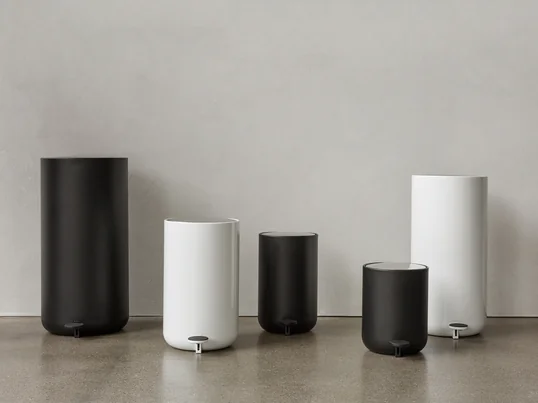 The Bath pedal bin from Menu in the ambience view: the elegant bucket with the brushed stainless steel surface comes into its own in the corners of the bathroom.