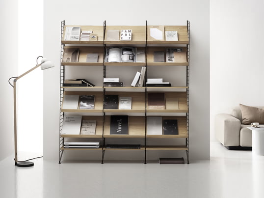 The String shelving system in the ambience view: The wire ladders can be combined with the shelves, cupboard elements, storage units, shelves and tables of the series as desired.