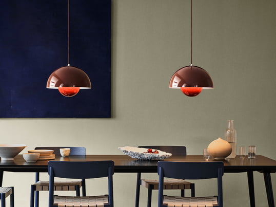 The FlowerPot pendant lamp VP1 from & Tradition in the ambience view: The pendant lamp inspires at the dining table with its colourful design and the round, playful shapes.