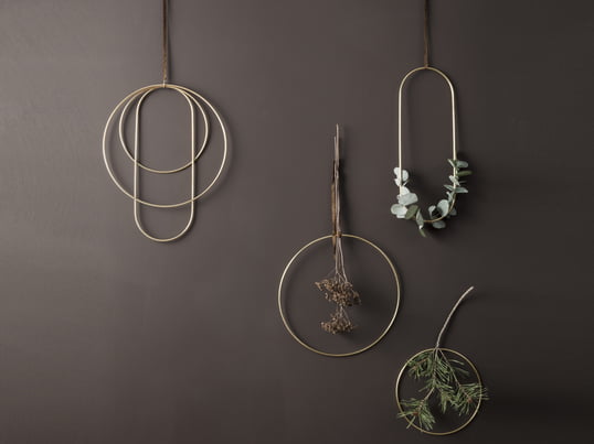 The golden brass rings from ferm Living in the ambience view: the frames create a festive mood on the wall or above the windowsill and can be wrapped with twigs or branches.