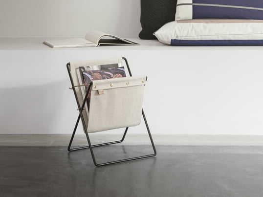 The Herman magazine holder by ferm Living in the ambience view: The Hermann magazine holder combines modern material mix with vintage aesthetics in the living area.