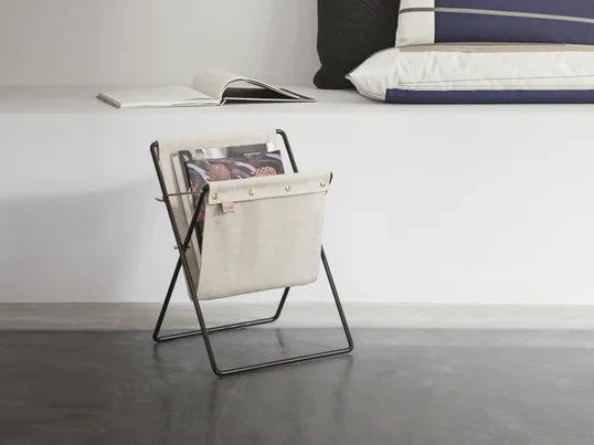 The Herman magazine holder by ferm Living in the ambience view: The Hermann magazine holder combines modern material mix with vintage aesthetics in the living area.