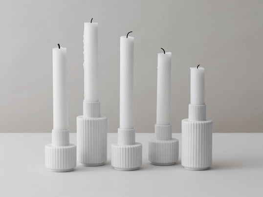 The candleholders Cecile Toklum by Lyngby Porcelæn in the ambience view: The candleholders become an absolute eye-catcher in the living area due to the combination of wide and narrow grooves.