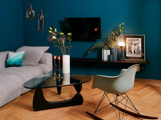 The Noguchi Coffee Table by Vitra in the ambience view: The sculptural coffee table becomes an absolute eye-catcher in the living room thanks to its biomorphic design language.